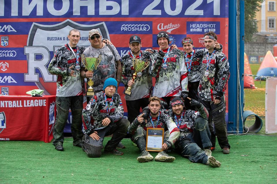 Чемпионы России 2021 с кубком и дипломом