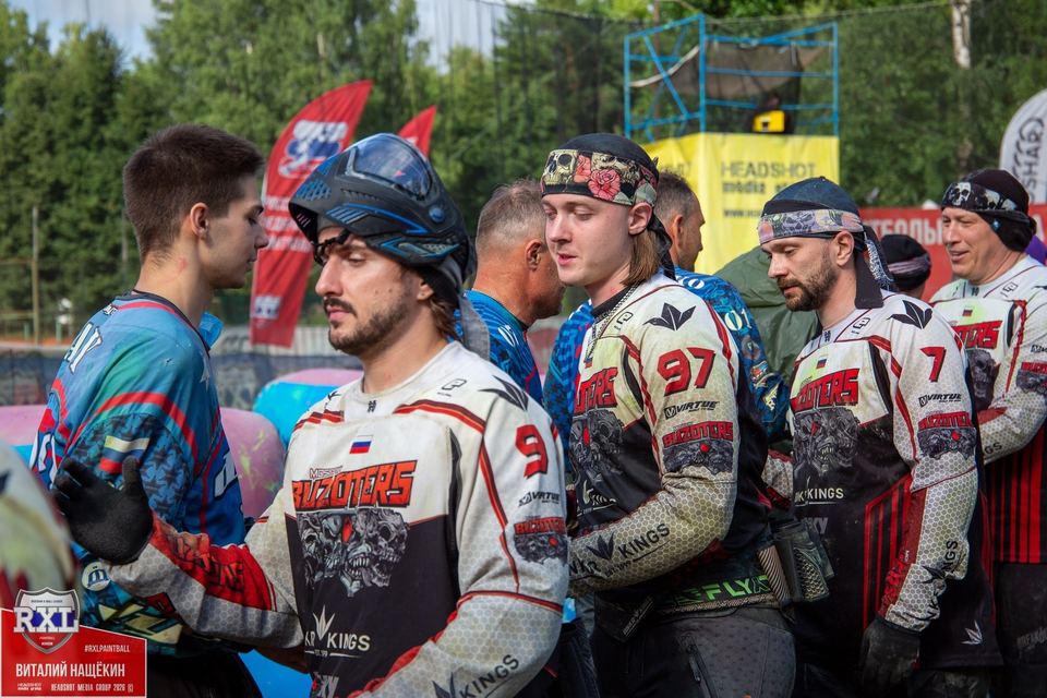 Игроки основного состава перед выходом на поле